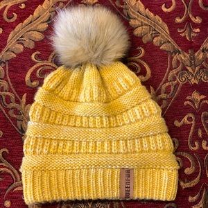 QueenFur Beanie faux Fur Pom Pom